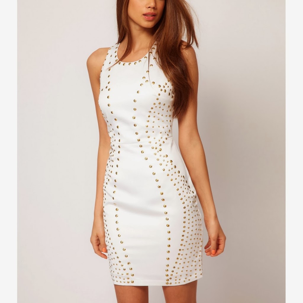 vestido branco com detalhe dourado