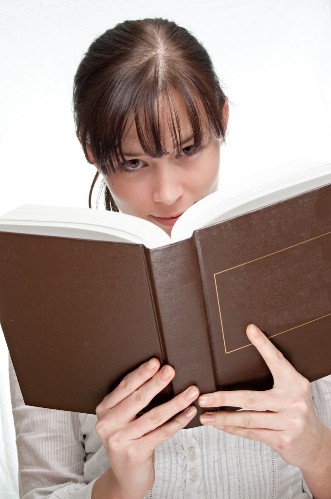 mulher lendo livro