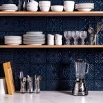 Decortiles apresenta tendência smoky blue para cozinha