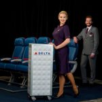 O glamour volta aos voos: Delta Air Lines apresenta novos uniformes em parceria com Zac Posen